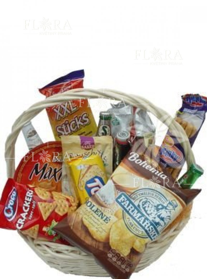 Gift basket with beer and salty pastries 9