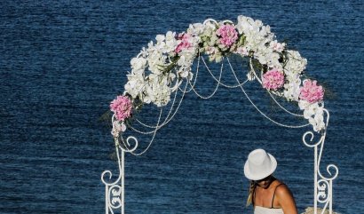Jak ozdobit svatební oblouk