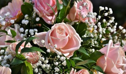 Kombinace různých květin v kytici