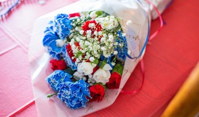 Bílá, modrá a červená, co symbolizují tyto barvy u květin?